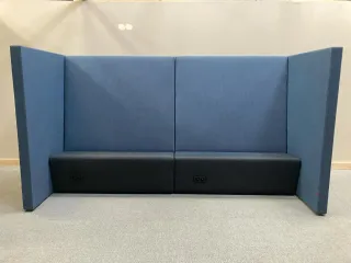 DRISAG Ply Zugbank in blau Akustikmöbel hohe Rückenlehne  8-Sitzer Steckdosen - Bild 1