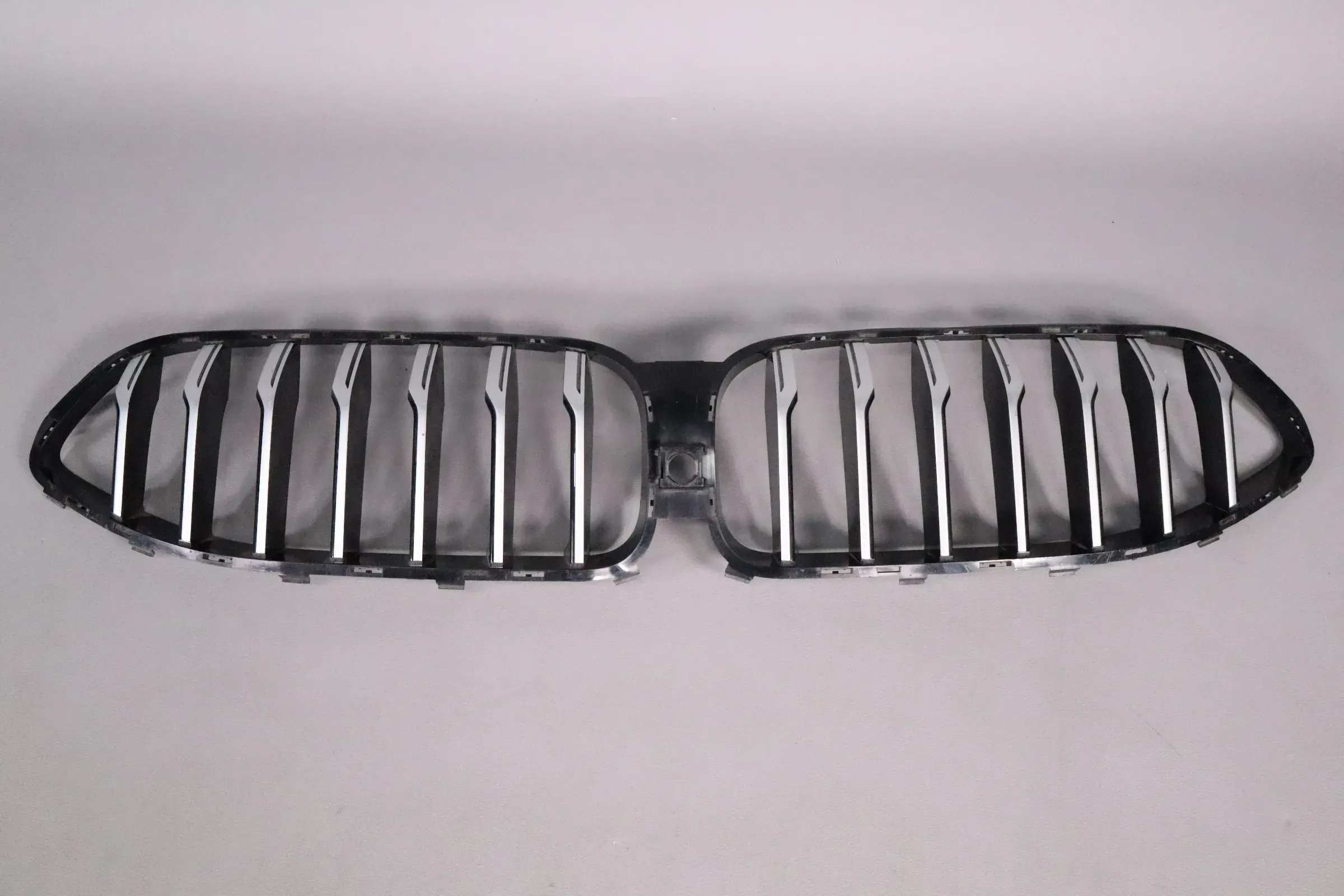 BMW 8 G15 Kühlergrill Frontgrill 7449420 Gebrauchter Zustand mit Kratzern - Bild 1