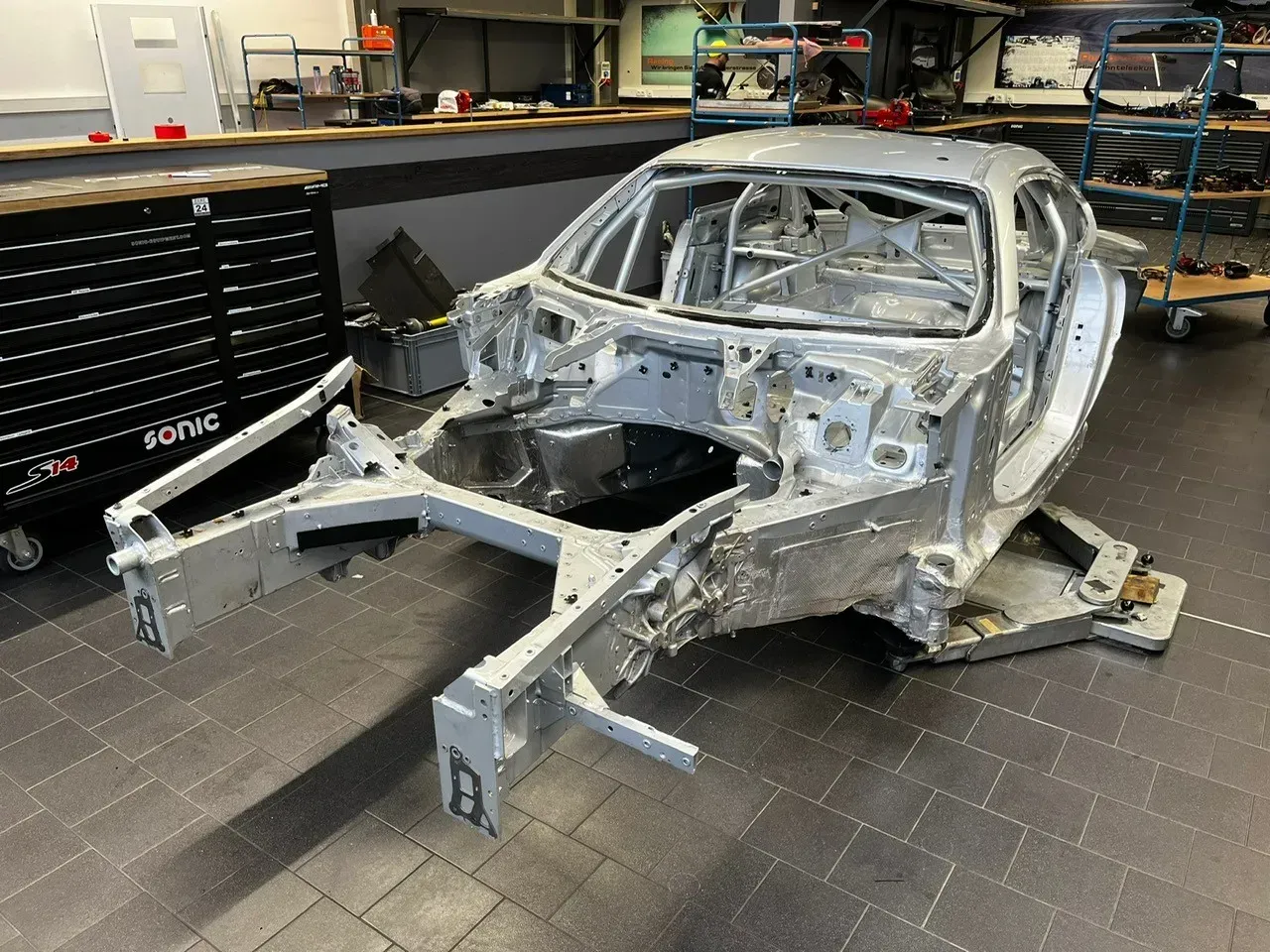 Mercedes AMG GT3 EVO Karosserie Chassis repariert wie neu Original Werk - Bild 1