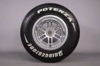 Formel 1 O.Z. Racing 13" Felge mit Bridgestone Potenza 325/45 Slick Gebraucht - Bild 1
