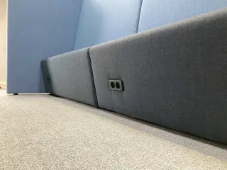 DRISAG Ply Zugbank in blau Akustikmöbel hohe Rückenlehne  8-Sitzer Steckdosen - Bild 9