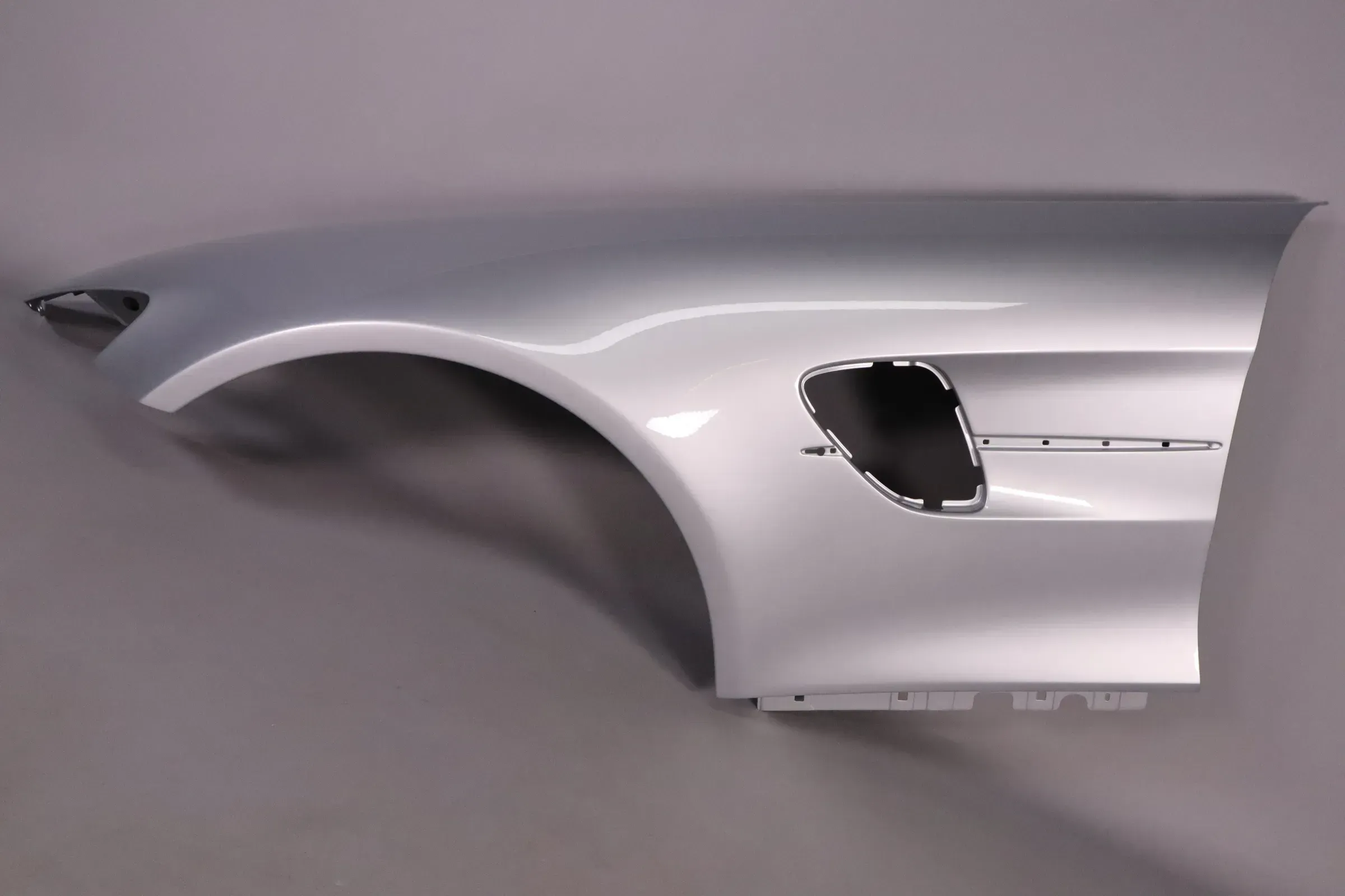 Mercedes-AMG GT4 Kotflügel links silber lackiert Carbon A1908816900 A1908808501 NEU Lagerspuren - Bild 1