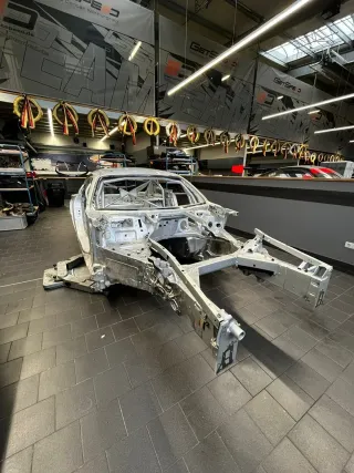 Mercedes AMG GT3 EVO Karosserie Chassis repariert wie neu Original Werk - Bild 5