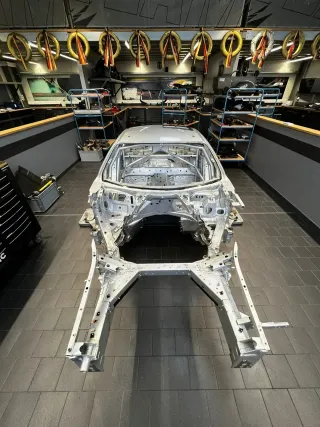 Mercedes AMG GT3 EVO Karosserie Chassis repariert wie neu Original Werk - Bild 3